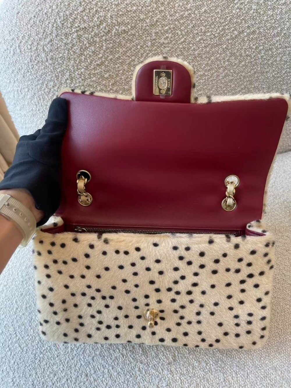 Classic CHANEL Bags: A Stylish and Versatile Choice for Elegance - Picture 4 of 4